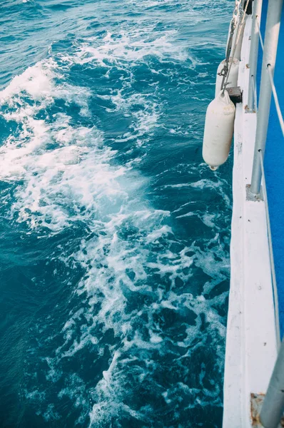 爱琴海的深绿色波浪从游艇上发散出来 土耳其 博德鲁姆 — 图库照片