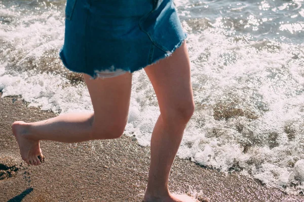 Junges Mädchen Läuft Barfuß Strand Entlang Konzept Beine — Stockfoto