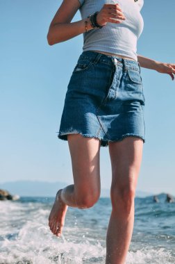 Genç kız deniz kumlu plaj yalınayak, kavram, bacak çalışır