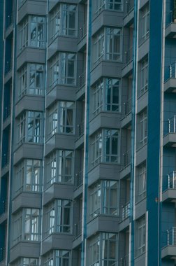 Modern gökdelenlerin mavi gökyüzüne karşı alt görünümü