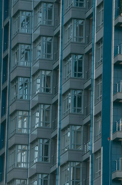 Modern gökdelenlerin mavi gökyüzüne karşı alt görünümü