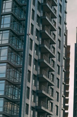 Modern gökdelenlerin mavi gökyüzüne karşı alt görünümü