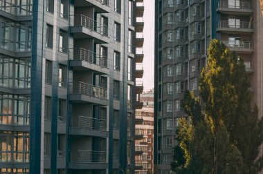 Modern gökdelenlerin mavi gökyüzüne karşı alt görünümü