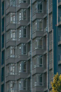 Modern gökdelenlerin mavi gökyüzüne karşı alt görünümü