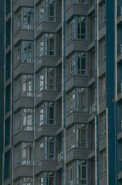 Modern gökdelenlerin mavi gökyüzüne karşı alt görünümü