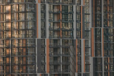 Modern gökdelenlerin mavi gökyüzüne karşı alt görünümü