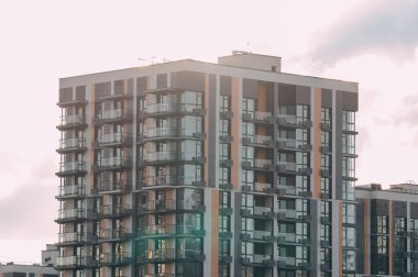 Modern gökdelenlerin mavi gökyüzüne karşı alt görünümü