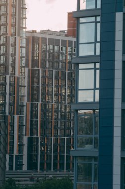 Modern gökdelenlerin mavi gökyüzüne karşı alt görünümü.