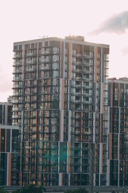 Modern gökdelenlerin mavi gökyüzüne karşı alt görünümü.