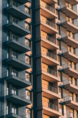 Modern gökdelenlerin mavi gökyüzüne karşı alt görünümü.