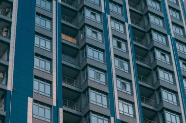 Modern gökdelenlerin mavi gökyüzüne karşı alt görünümü.