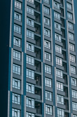 Modern gökdelenlerin mavi gökyüzüne karşı alt görünümü.