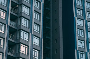 Modern gökdelenlerin mavi gökyüzüne karşı alt görünümü.