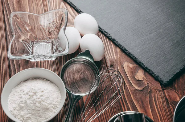 Los Ingredientes Los Platos Sobre Una Mesa Marrón Madera Donde — Foto de Stock