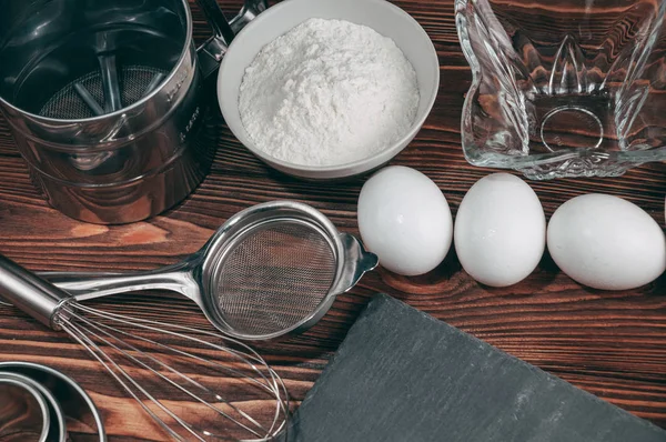 Los Ingredientes Los Platos Sobre Una Mesa Marrón Madera Donde — Foto de Stock