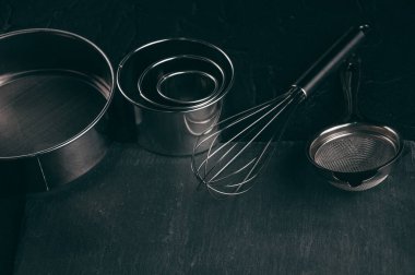 Un, üç tavuk yumurtası ve kayrak bir tahta malzemeler ve Corolla'yı da yattığı, yemekler siyah bir beton tablo dolu. Yukarıdan görüntüleyin. Metnin altında yer