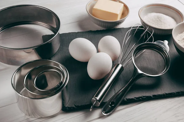 Ingredientes Platos Una Mesa Madera Blanca Que También Contiene Una — Foto de Stock