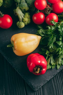 Taze sebze: domates, brokoli, biber, dereotu, maydanoz koyu ahşap bir masa üzerinde. Tarifi. Malzemeler. Diyet yiyecek. Metnin altında yerleştirin. Yukarıdan görüntülemek