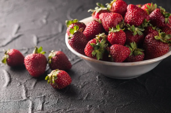 Fresas Frescas Plato Sobre Fondo Negro — Foto de Stock