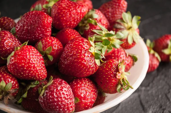 Fresas Frescas Plato Sobre Fondo Negro — Foto de Stock