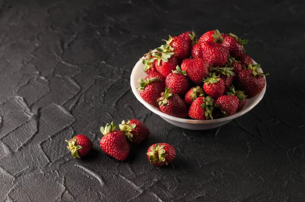 Fresas Frescas Plato Sobre Fondo Negro — Foto de Stock