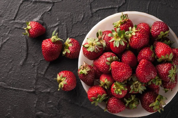 Fresas Frescas Plato Sobre Fondo Negro — Foto de Stock