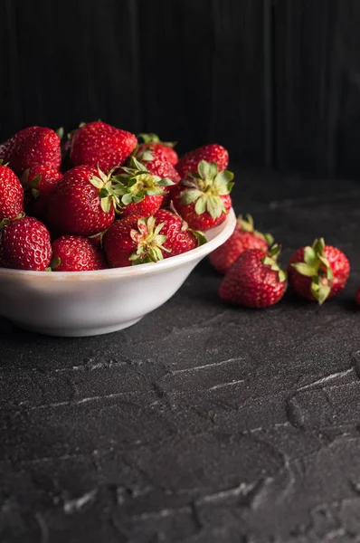 Fresas Frescas Plato Sobre Fondo Negro — Foto de Stock