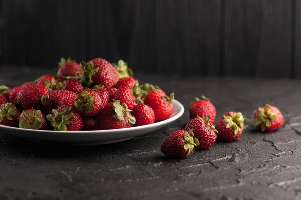 Fresas Frescas Plato Sobre Fondo Negro — Foto de Stock