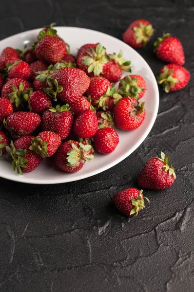 Fresh Strawberries Plate Black Background — Stock Photo, Image