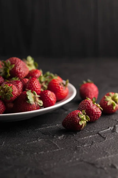 Fresas Frescas Plato Sobre Fondo Negro — Foto de Stock