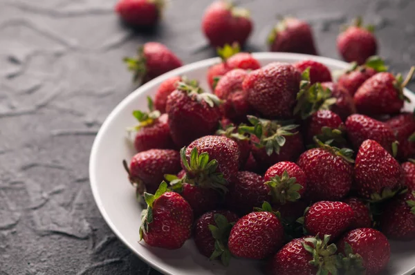 Fresas Frescas Plato Sobre Fondo Negro — Foto de Stock