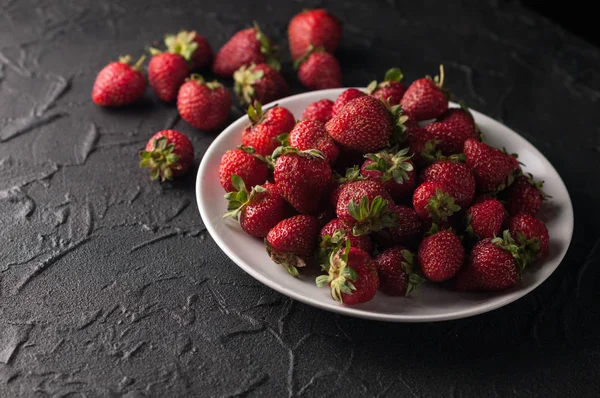 Fresas Frescas Plato Sobre Fondo Negro — Foto de Stock