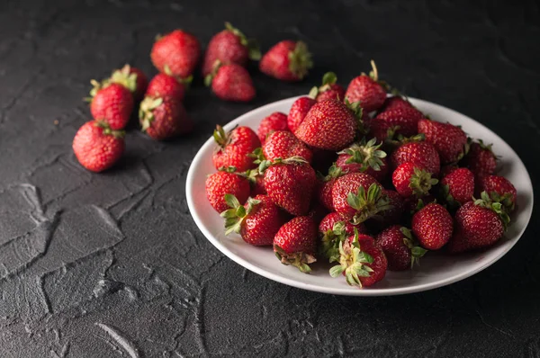 Fresas Frescas Plato Sobre Fondo Negro — Foto de Stock