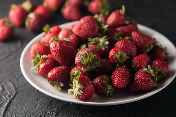 Fresas Frescas Plato Sobre Fondo Negro — Foto de Stock