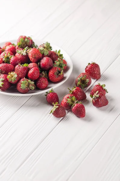 Fresh Strawberries Plate White Wooden Background — Stock Photo, Image