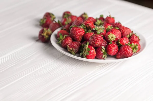 Fresh Strawberries Plate White Wooden Background — Stock Photo, Image