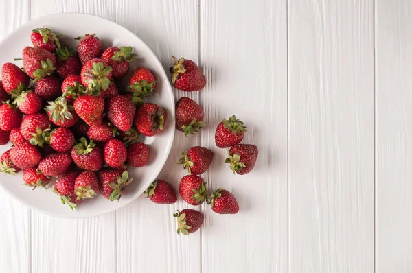 Fresas Frescas Plato Sobre Fondo Madera Blanca — Foto de Stock