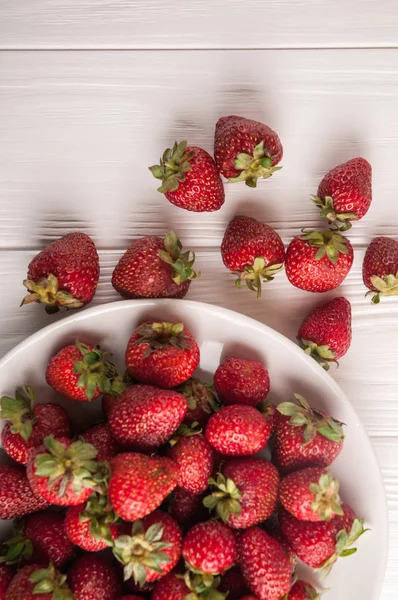 Fresh Strawberries Plate White Wooden Background — Stock Photo, Image