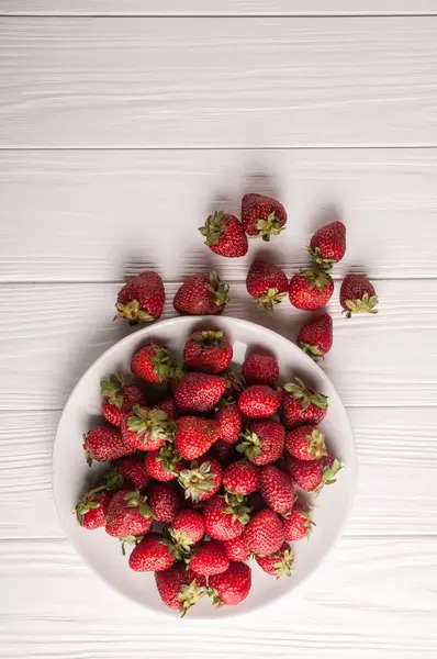 Fresh Strawberries Plate White Wooden Background — Stock Photo, Image