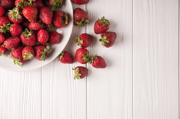 Fresas Frescas Plato Sobre Fondo Madera Blanca — Foto de Stock