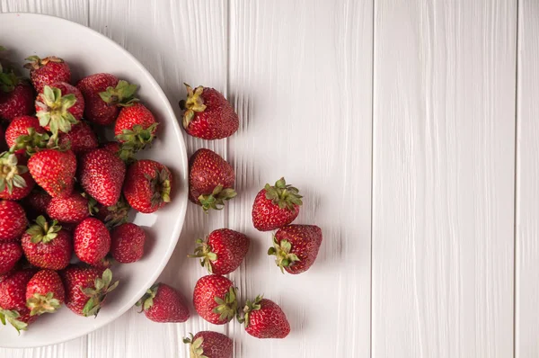 Fresas Frescas Plato Sobre Fondo Madera Blanca — Foto de Stock