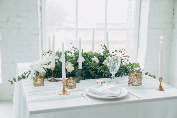 Hochzeitsdekor Blumen Schwarzes Und Goldenes Dekor Kerzen — Stockfoto