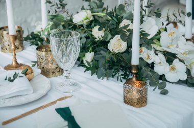 Düğün dekorasyonu, çiçekler, siyah ve altın dekor mumlar