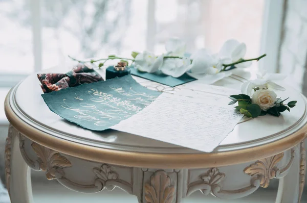 Bruiloft Floristiek Details Huwelijksuitnodigingen Orchidee Corsages Voor Bruidegom Trouwringen Vlinder — Stockfoto