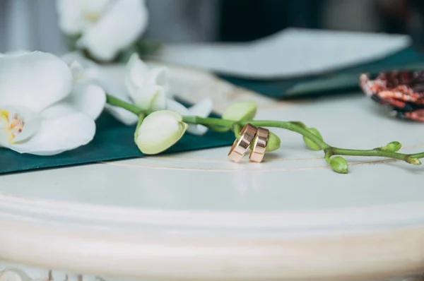 Bruiloft Floristiek Details Huwelijksuitnodigingen Orchidee Corsages Voor Bruidegom Trouwringen Vlinder — Stockfoto
