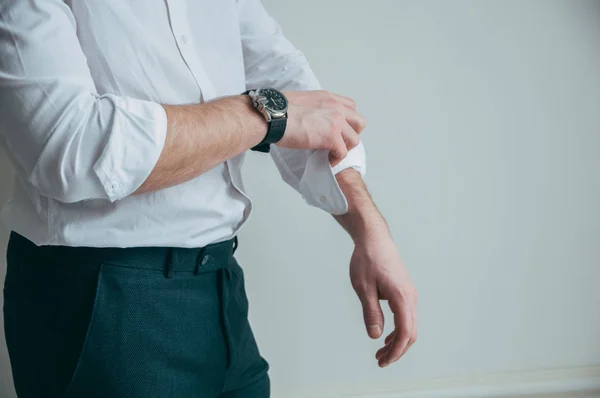 Homem Com Uma Camisa Branca Relógio Elegante Nos Braços Enrola — Fotografia de Stock