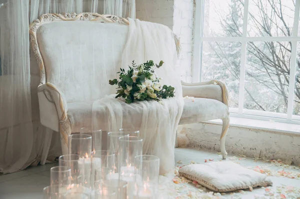 Vakre Brudebuketter Hvite Roser Orkideer Klassisk Hvit Sofa – stockfoto