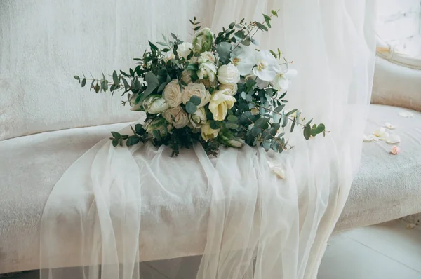 Belo Buquê Casamento Rosas Brancas Orquídeas Velho Sofá Branco Clássico — Fotografia de Stock