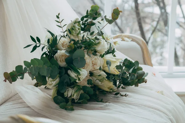Belo Buquê Casamento Rosas Brancas Orquídeas Velho Sofá Branco Clássico — Fotografia de Stock