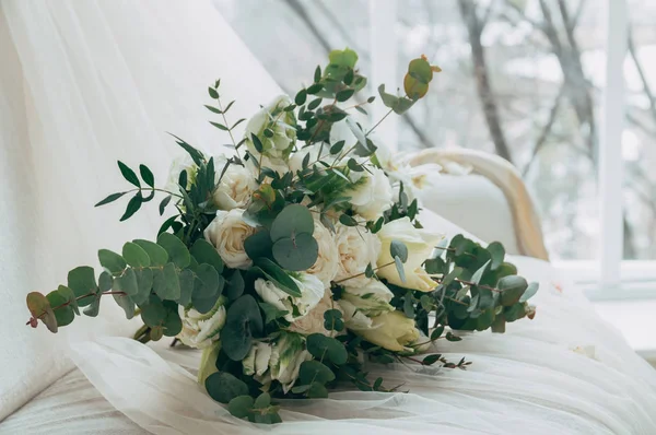 Belo Buquê Casamento Rosas Brancas Orquídeas Velho Sofá Branco Clássico — Fotografia de Stock